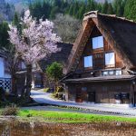 Cómo llegar a Shirakawagō, aldea tradicional de Japón, desde Takayama, Kanazawa, Tokio, Kioto y Osaka, transporte y viajes organizados en autobús. Foto: casa rural tradicional gasshozukuri de la aldea histórica de Ogimachi