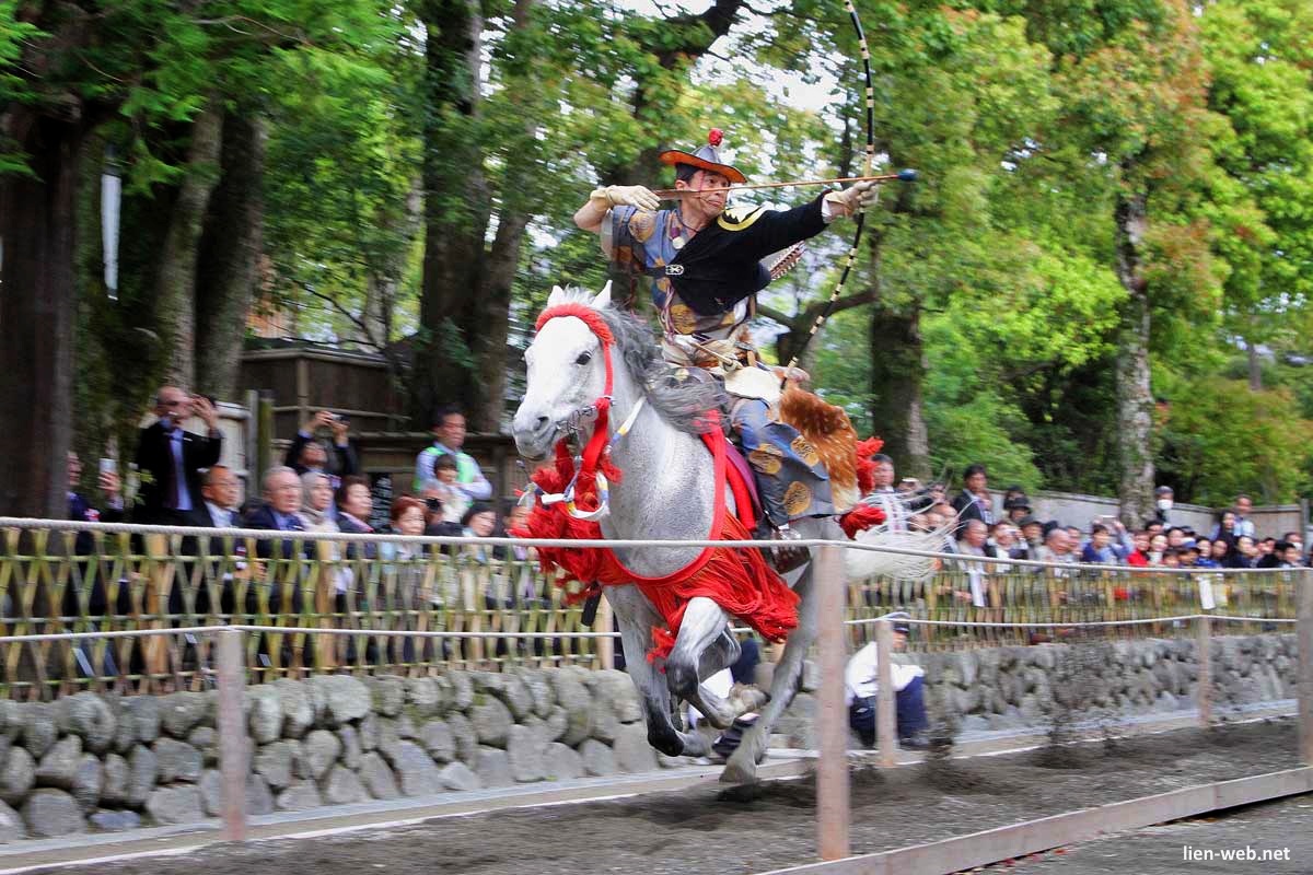 Arquero de yabusame disparando su flecha desde el caballo al galope