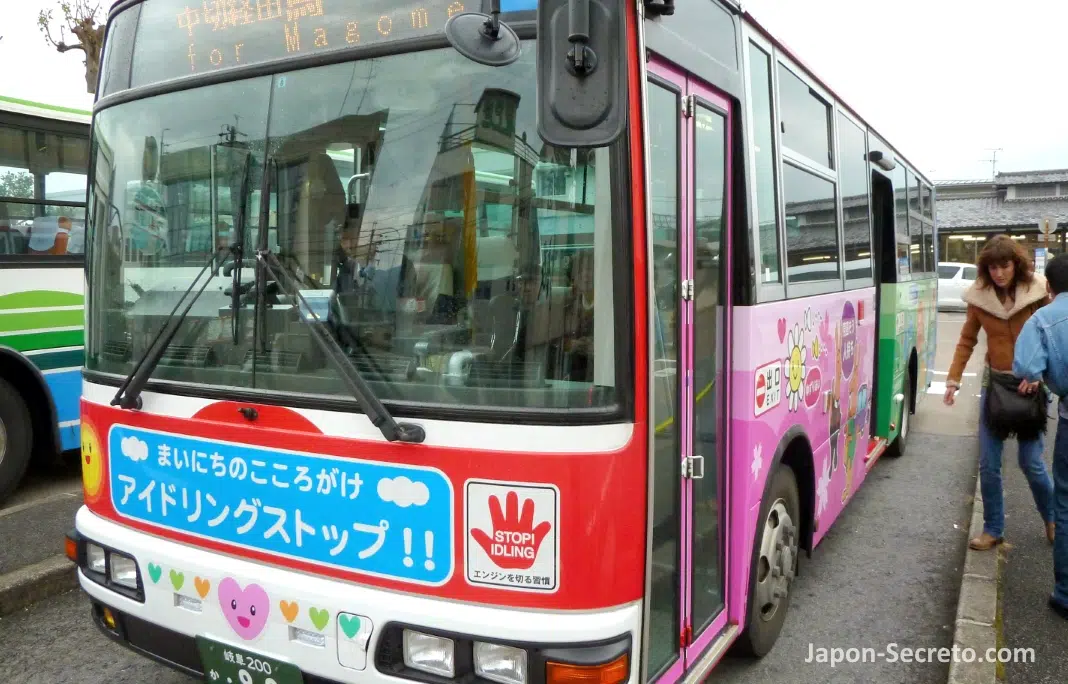 Tomando el autobús en Nakatsugawa hacia Magome