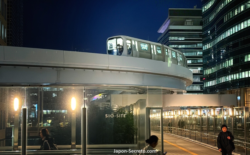 Yurikamome, tren robotizado autodirigido circulando sobre Shiodome (Shinbashi, Tokio)