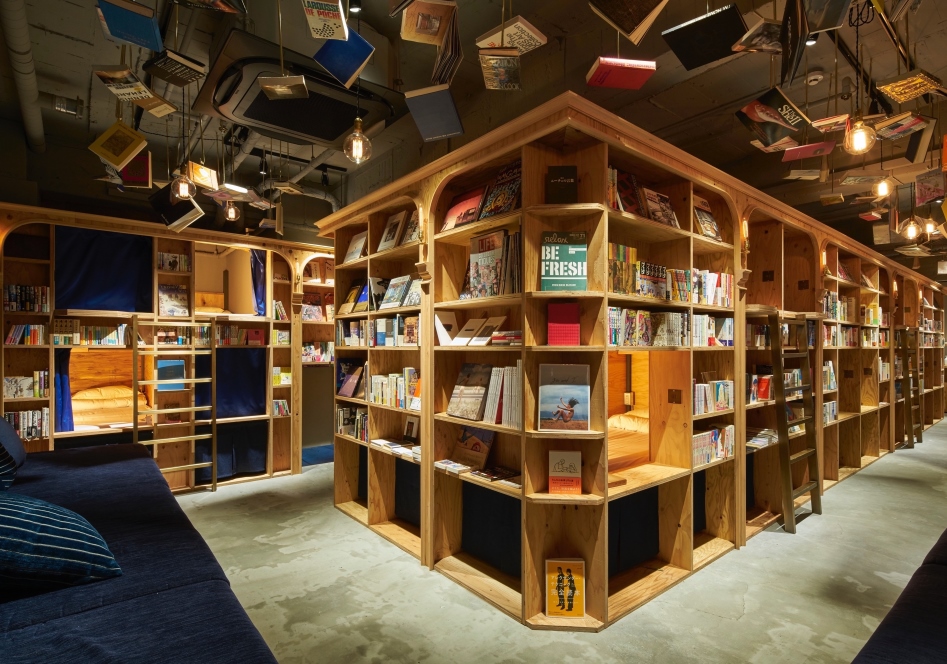 Hotel cápsula Book and Bed Shinjuku (Tokio) con camas dentro de una biblioteca llena de libros