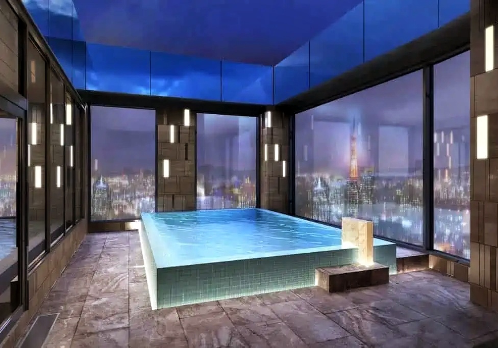 Sky Spa²: ofuro o baño termal onsen en la terraza o rooftop del Candeo Hotel Roppongi de Tokio con vistas a la torre Tokyo Skytree