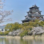 Castillo de Hiroshima: cierre de la torre principal por obras de restauración. Foto: castillo de Hiroshima en época de florecimiento de los cerezos sakura