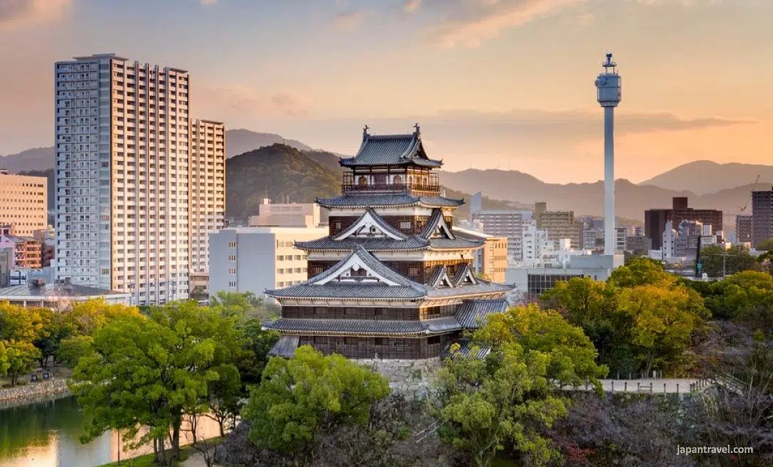 Castillo de Hiroshima al atardecer y torre de Hiroshima al fondo