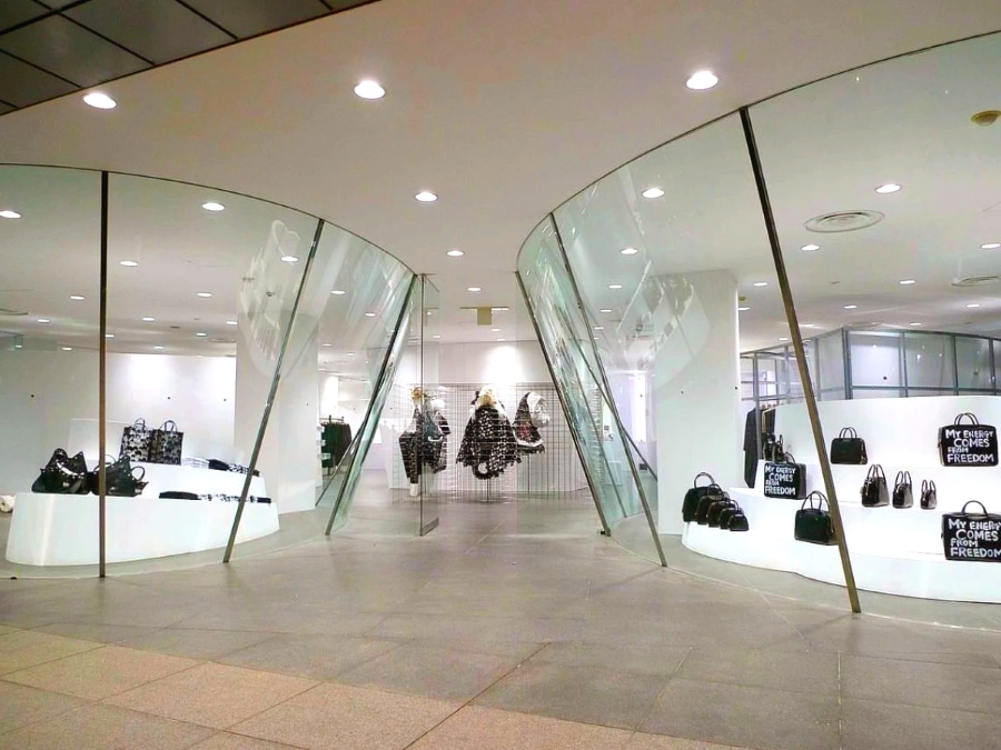 Marcas de ropa japonesas en Japón y tiendas: tienda de Comme des Garçons en Ginza (Tokio)