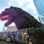 Hoteles frikis en Tokio: alojamientos originales, inusuales y únicos para nerds y otakus del manga, el anime y el cine. Foto: terraza del Hotel Gracery de Shinjuku (Tokio) con su famosa estatua gigante de Godzilla