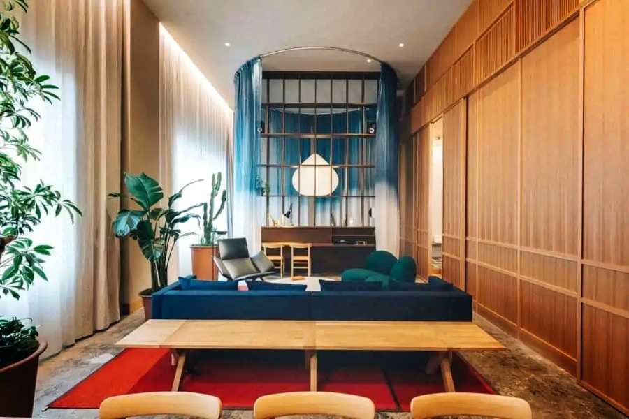 Lobby del K5, hotel de Tokio ubicado en el edificio de un histórico banco de los años 20