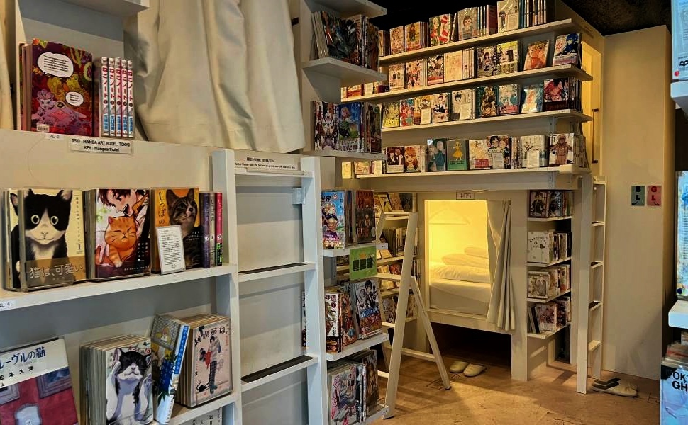 Manga Art Hotel de Tokio con la cama rodeada de libros y manga