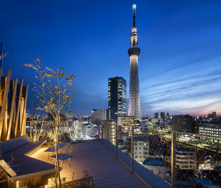 Terraza o rooftop del hotel BnA Wall de Tokio con vistas a la torre Tokyo Skytree