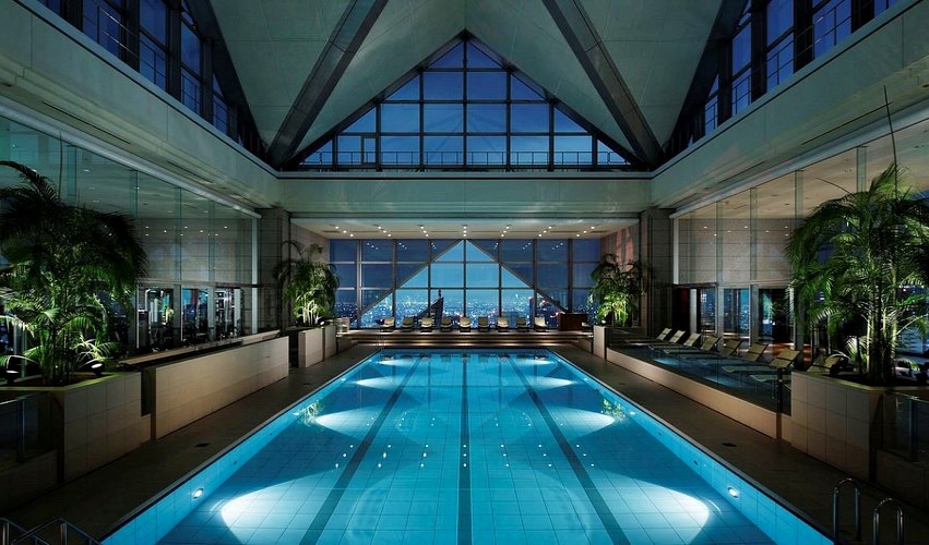 Piscina en la planta 47 del lujoso hotel Park Hyatt Tokyo en Shinjuku (Tokio)