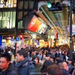 Golden Week o Semana Dorada en Japón: fechas y consejos. Foto: multitud de turistas y viajeros en Osaka durante la Golden Week en Japón