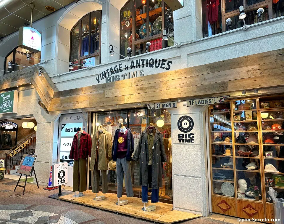 Tienda de ropa vintage en la galería de tiendas (shotengai) Shinkyogoku, junto a Teramachi (Kioto)