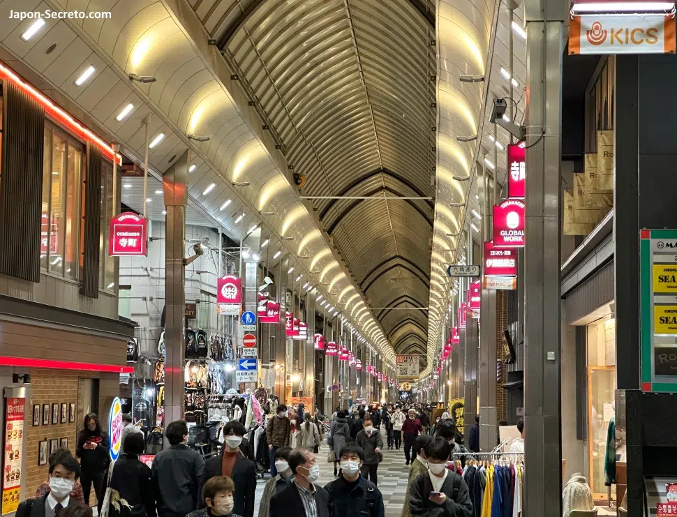 Calle cubierta o galería de tiendas (shotengai) Teramachi (Kioto)