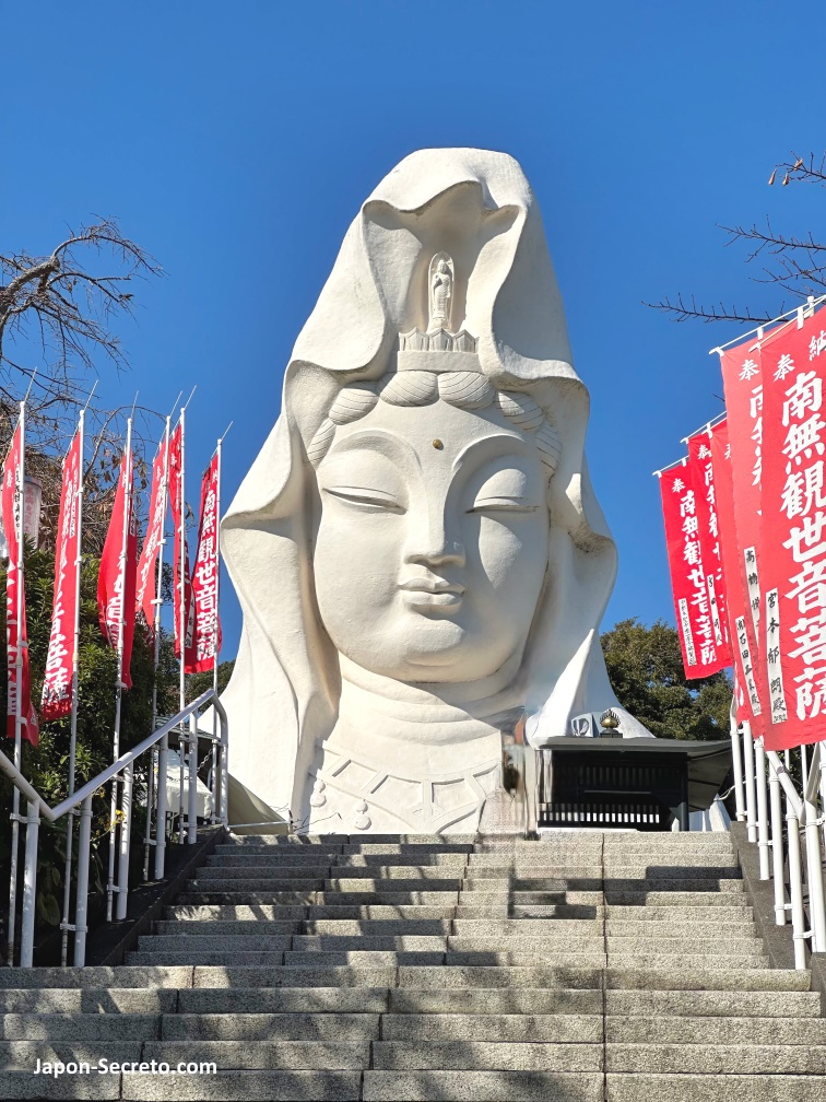 Escaleras hacia la Kannon gigante de Ōfuna (大船観音) en Kamakura (Kanagawa)