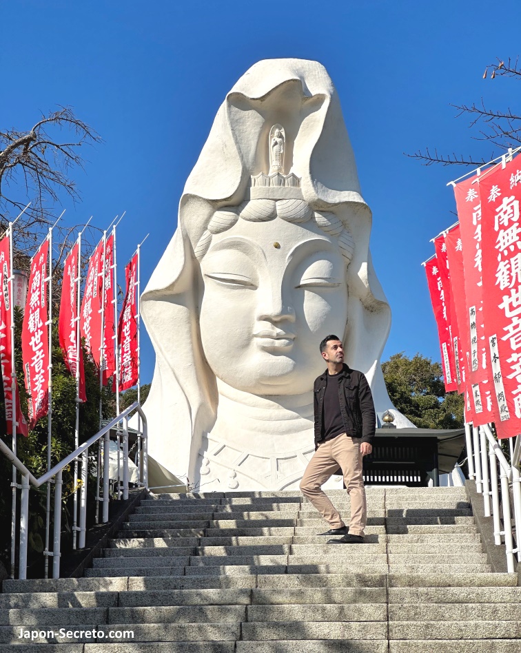 Escaleras hacia la Kannon gigante de Ōfuna (大船観音) en Kamakura (Kanagawa)