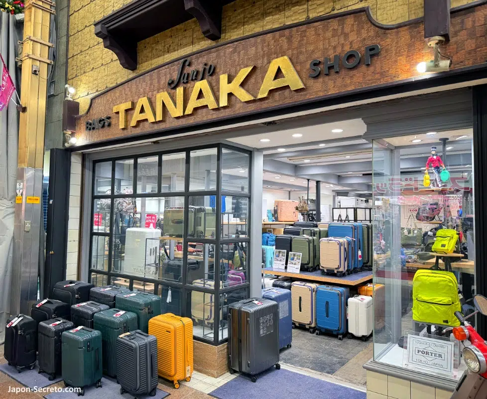 Tienda de maletas en la galería de tiendas (shotengai) Shinkyogoku, junto a Teramachi (Kioto)