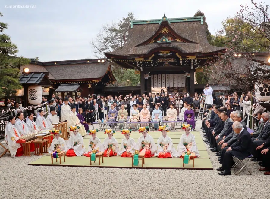 Baifūsai (梅風祭), festival tradicional celebrado en el santuario Kitano Tenmangu en marzo para dar la bienvenida a la primavera y las flores de ciruelo, y para rezar a Tenjin pidiendo salud y éxito en los estudios