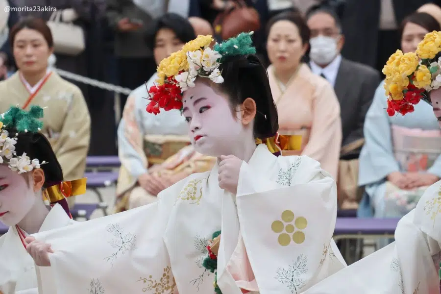 Baifūsai (梅風祭), festival tradicional celebrado en el santuario Kitano Tenmangu en marzo para dar la bienvenida a la primavera y las flores de ciruelo, y para rezar a Tenjin pidiendo salud y éxito en los estudios