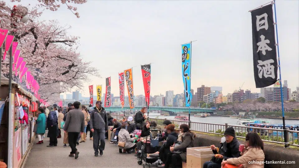 Puestos de comida (yatai) durante el festival Bokutei Sakura Matsuri (墨堤さくらまつり) de cerezos en flor junto al río Sumida en Tokio