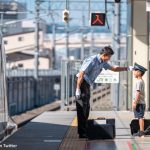 Valores y conceptos en los que se fundamenta la sociedad japonesa: mentalidad, protocolos y valores éticos y morales que debes conocer antes de viajar a Japón. Foto: maquinista saludando con respeto a un niño en la estación de Kioto