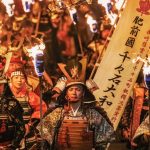 Samuráis con antorchas bajo los cerezos sakura en flor durante el festival de fuego Kanoukaen (観櫻火宴) de Unzen (Nagasaki, Kyushu)