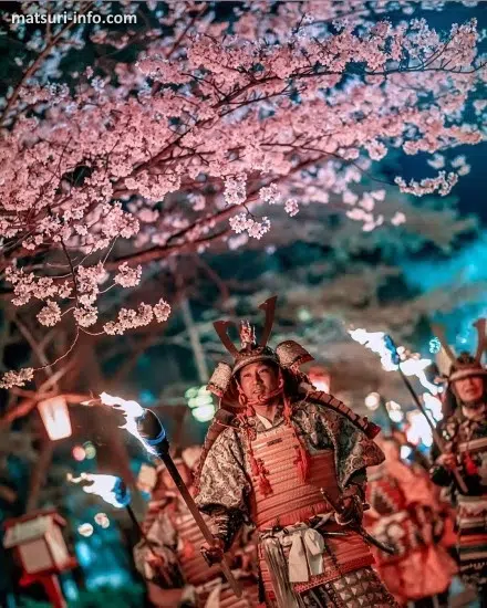 Samuráis con antorchas bajo los cerezos sakura en flor durante el festival de fuego Kanoukaen (観櫻火宴) de Unzen (Nagasaki, Kyushu)