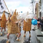 Festival Kasedori Matsuri (加勢鳥祭), en la ciudad termal de Kaminoyama Onsen, en la prefectura de Yamagata, hombres vestidos con paja son remojados por la gente por la calle: cómo llegar, qué ver, cuándo se celebra