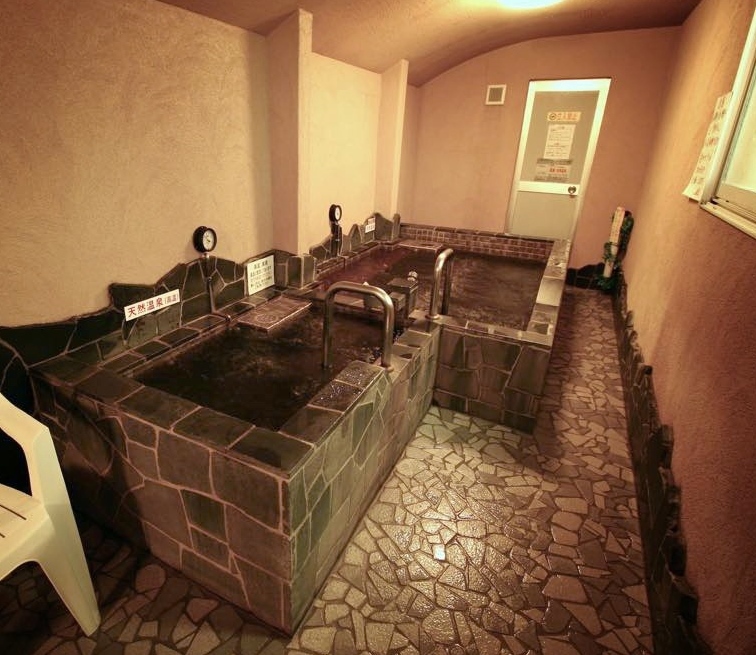 Sentō de agua negra Kugaharayu. Onsen tattoo friendly en Tokio donde bañarse con tatuajes