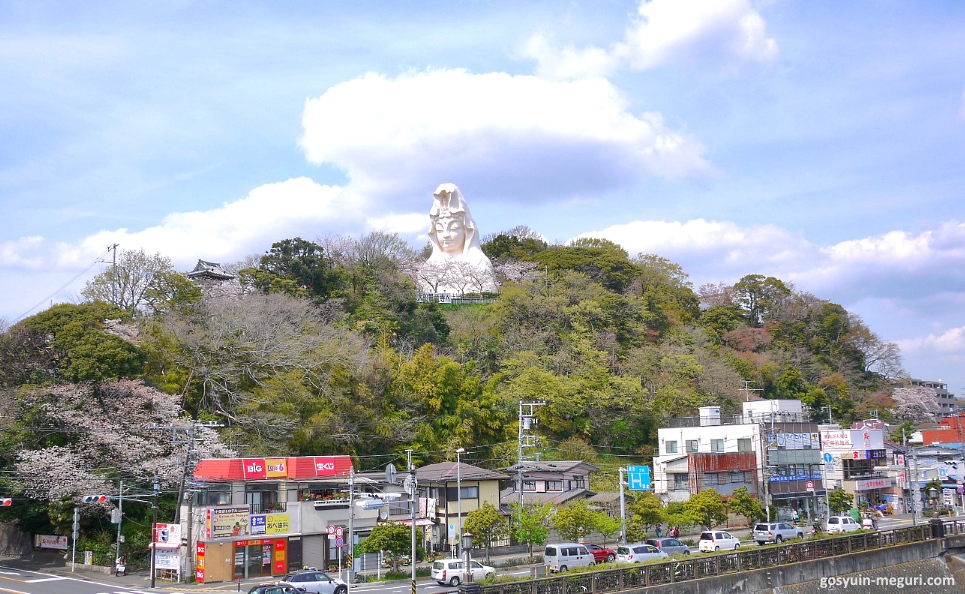 Vista de la Kannon gigante de Ōfuna (大船観音) en Kamakura (Kanagawa) desde el tren