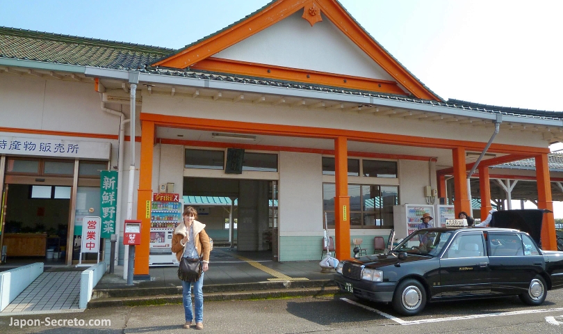 Esperando en la parada de autobuses de la compañía gobou Nankai, junto a la estación de Shingu, de camino al santuario umano Nachi Taisha (熊野那智大社) uno de los tres lugares más sagrados de la peregrinación Kumano Kodo (Wakayama, Japón)
