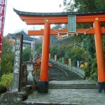 Torii gigante a la entrada del santuario Kumano Nachi Taisha (熊野那智大社), uno de los tres lugares más sagrados de la peregrinación Kumano Kodo (Wakayama, Japón)