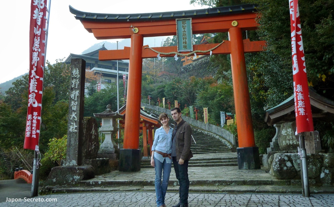 Torii gigante a la entrada del santuario Kumano Nachi Taisha (熊野那智大社), uno de los tres lugares más sagrados de la peregrinación Kumano Kodo (Wakayama, Japón)