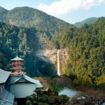 Pagoda de Nachi y cascada al fondo en el gran santuario Kumano Nachi Taisha (熊野那智大社), uno de los tres lugares más sagrados de la peregrinación Kumano Kodo (Wakayama, Japón)