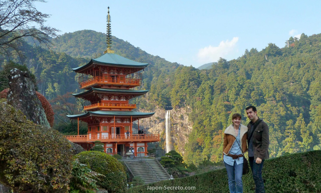 Pagoda Seigantoji (青岸渡寺) en el gran santuario Kumano Nachi Taisha (熊野那智大社) uno de los tres lugares más sagrados de la peregrinación Kumano Kodo (Wakayama, Japón)