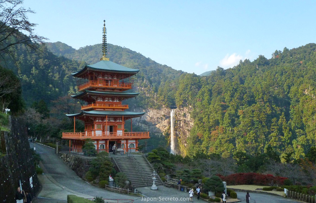 Pagoda Seigantoji (青岸渡寺) en el gran santuario Kumano Nachi Taisha (熊野那智大社) uno de los tres lugares más sagrados de la peregrinación Kumano Kodo (Wakayama, Japón)