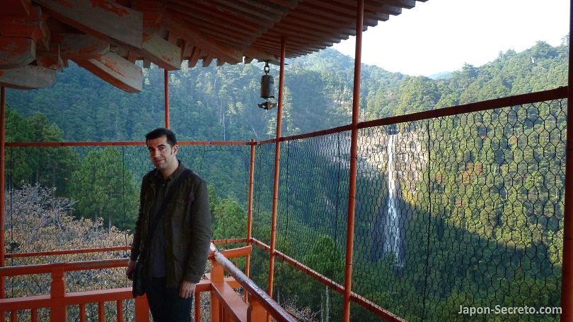 Subido a lo alto de la pagoda Seigantoji (青岸渡寺) en el gran santuario Kumano Nachi Taisha (熊野那智大社) uno de los tres lugares más sagrados de la peregrinación Kumano Kodo (Wakayama, Japón)