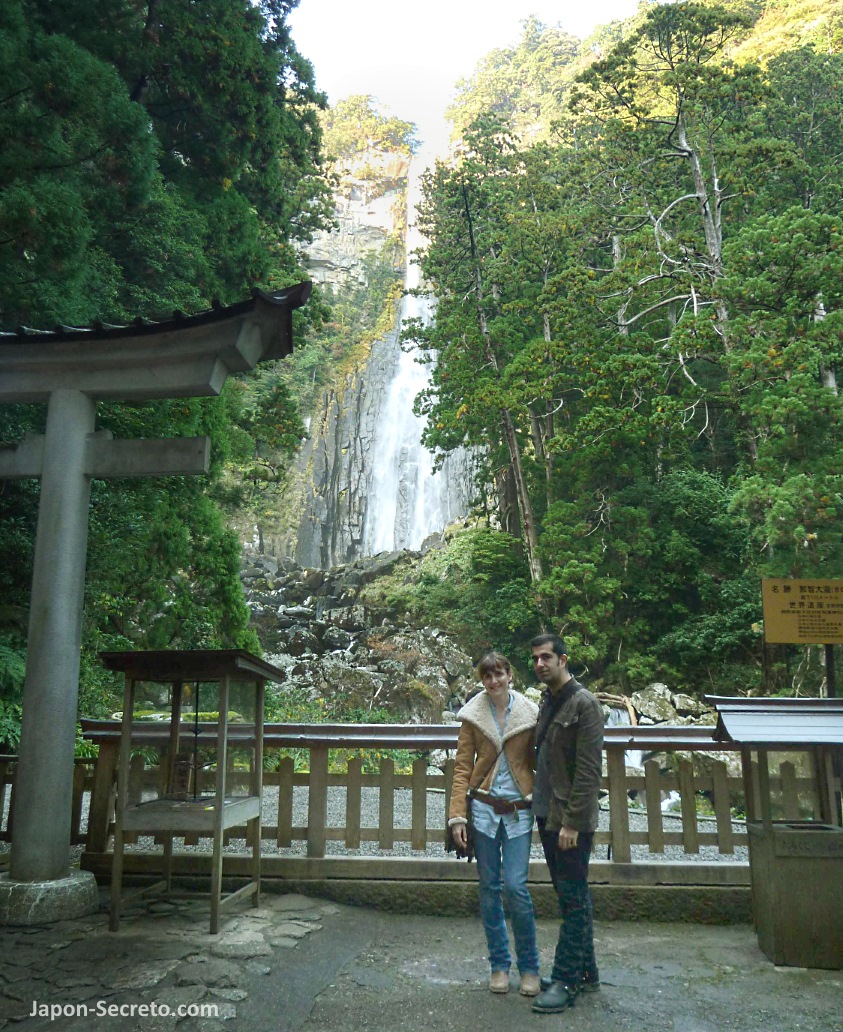 Cascada de Nachi (那智の滝, Nachi No Taki), en el gran santuario Kumano Nachi Taisha (熊野那智大社) uno de los tres lugares más sagrados de la peregrinación Kumano Kodo (Wakayama, Japón)
