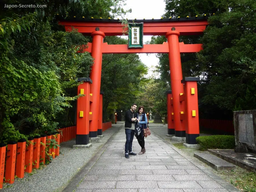 Torii gigante a la entrada del Santuario Hayatama Taisha en la ciudad de Shingū (Wakayama), en la peregrinación Kumano Kodo