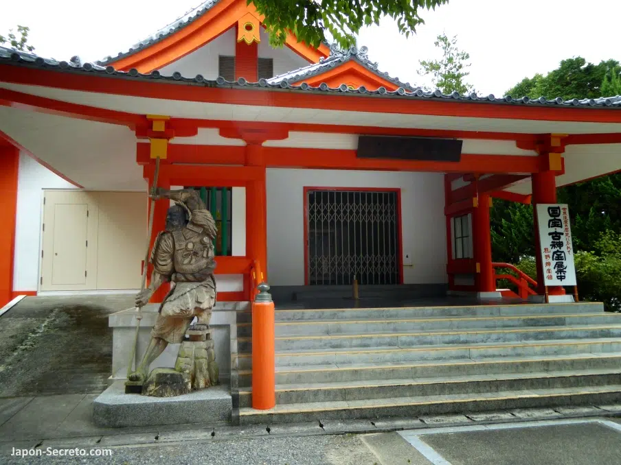 Estatua de tengu en el Santuario Hayatama Taisha en la ciudad de Shingū (Wakayama), en la peregrinación Kumano Kodo