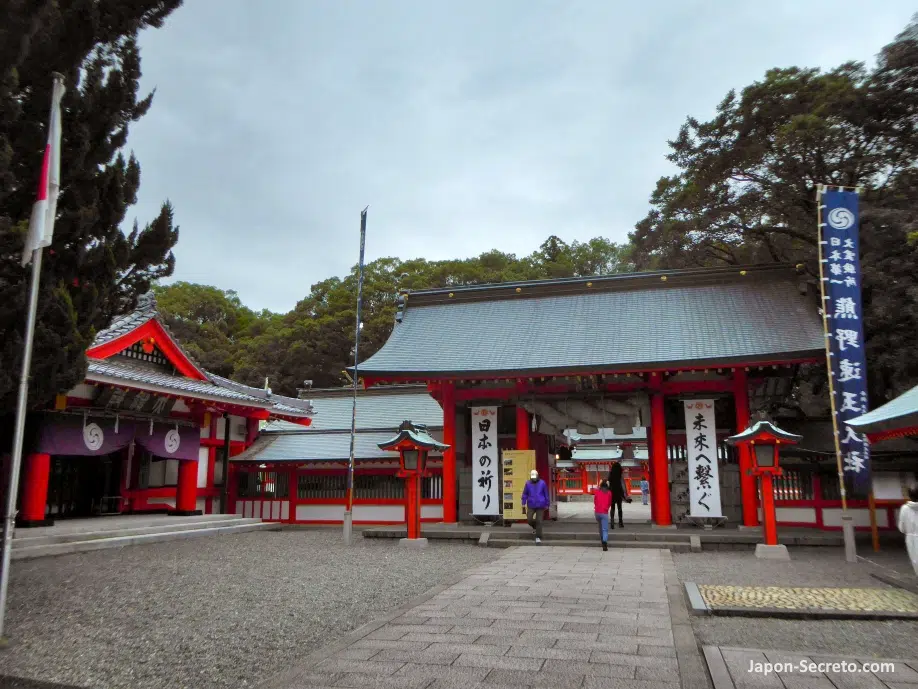 Puerta Shinmon con una enorme cuerda shimenawa, entrada al santuario Hayatama Taisha en la ciudad de Shingū (Wakayama), en la peregrinación Kumano Kodo