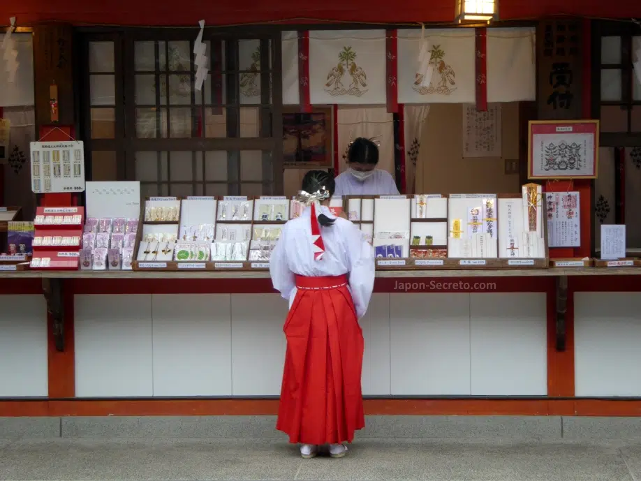Miko san en el santuario Hayatama Taisha en la ciudad de Shingū (Wakayama), en la peregrinación Kumano Kodo