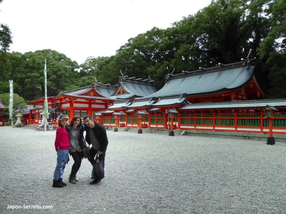 Visitando el edificio principal del santuario Hayatama Taisha en la ciudad de Shingū (Wakayama), en la peregrinación Kumano Kodo con nuestra amiga de Wakayama