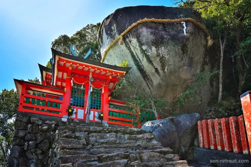 Roca Gotobiki Iwa (熊野速玉大社) en el santuario Hayatama Taisha de la peregrinación Kumano Kodo en Wakayama (Japón)