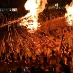 Antorchas gigantes encendidas durante el festival de fuego Oniyo (鬼夜火祭り) del santuario Daizenji Tamatare de Kurume (Fukuoka)