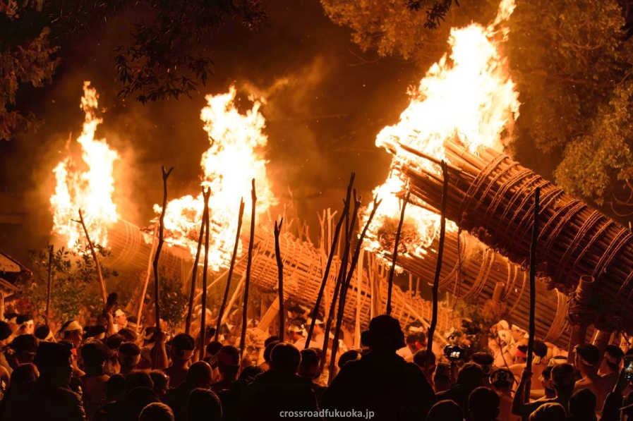 Festival de fuego Oniyo (鬼夜火祭り) del santuario Daizenji Tamatare de Kurume (Fukuoka) y sus antorchas gigantes