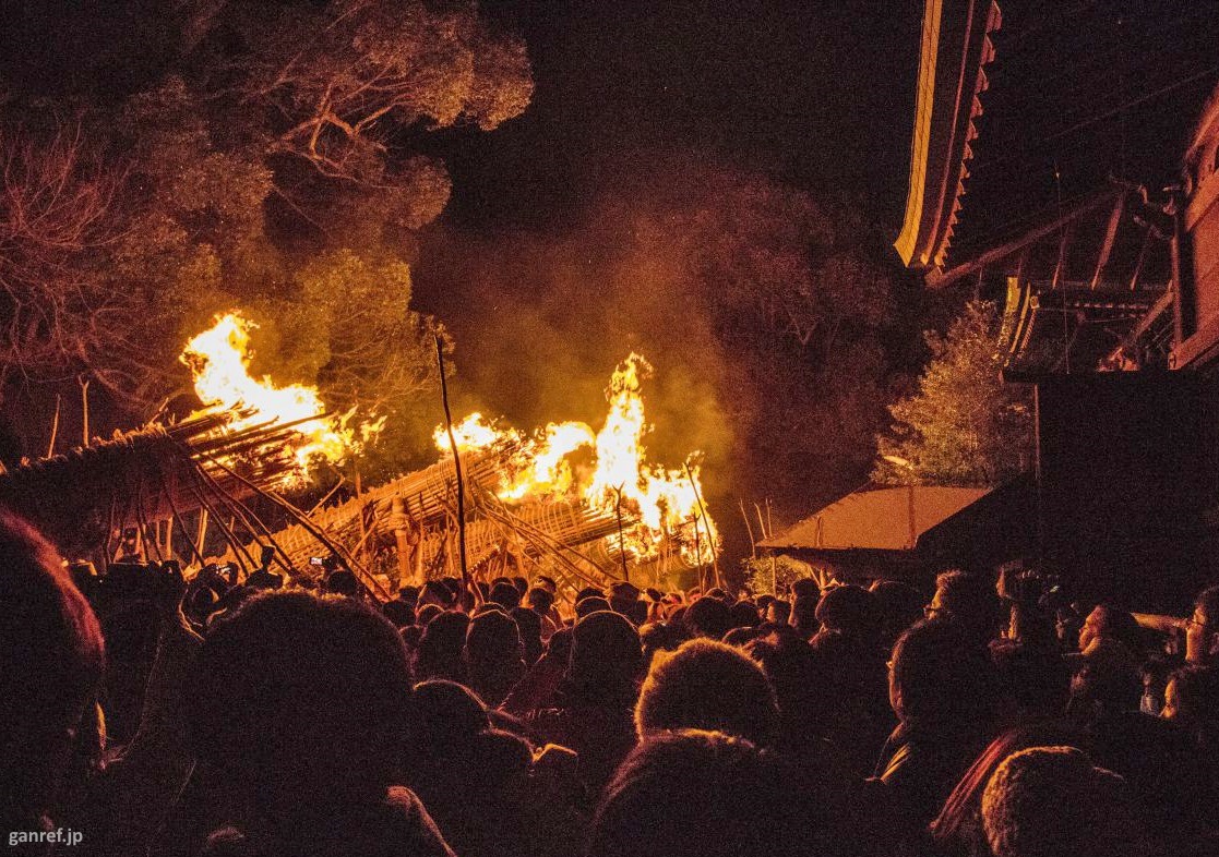Festival de fuego Oniyo (鬼夜火祭り) del santuario Daizenji Tamatare de Kurume (Fukuoka) y sus antorchas gigantes