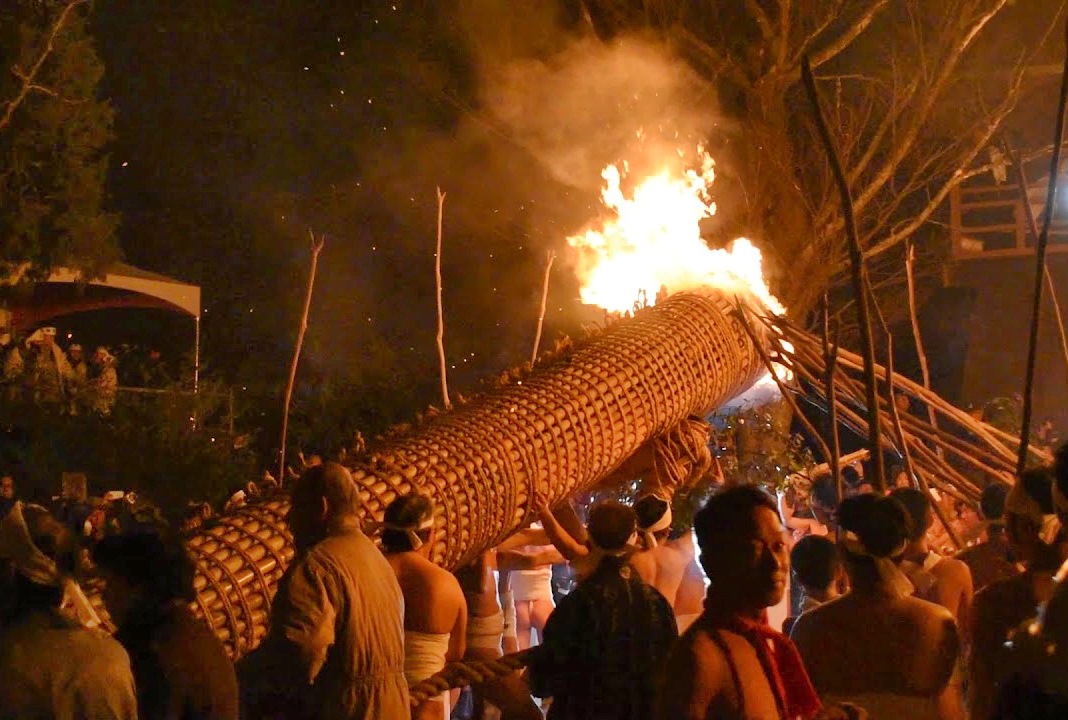 Festival de fuego Oniyo (鬼夜火祭り) del santuario Daizenji Tamatare de Kurume (Fukuoka) y sus antorchas gigantes