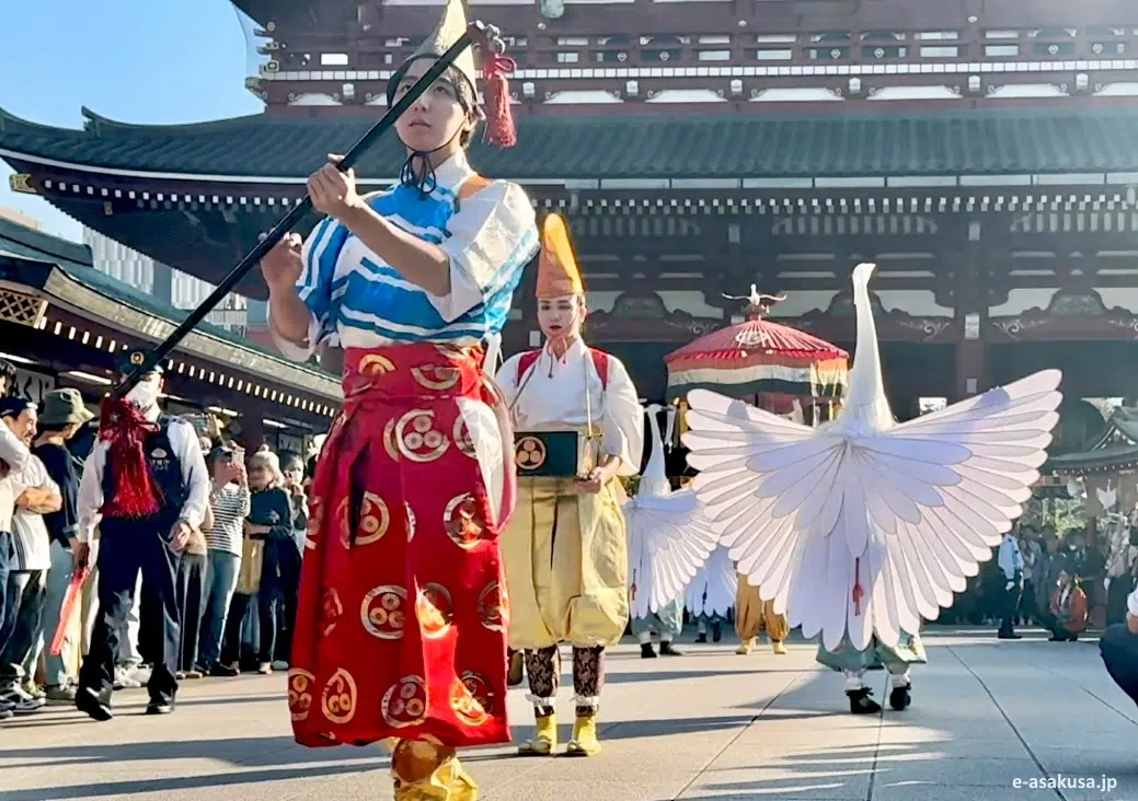 Desfile durante el Shirasagi No Mai (白鷺の舞), o Danza de la Garza Blanca en el templo Sensoji de Asakusa, en Tokio