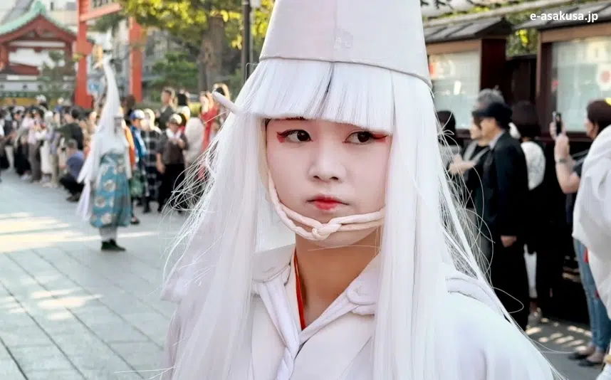 Detalle del maquillaje y el vestido de una de las bailarinas del Shirasagi No Mai (白鷺の舞), o Danza de la Garza Blanca en el templo Sensoji de Asakusa, en Tokio