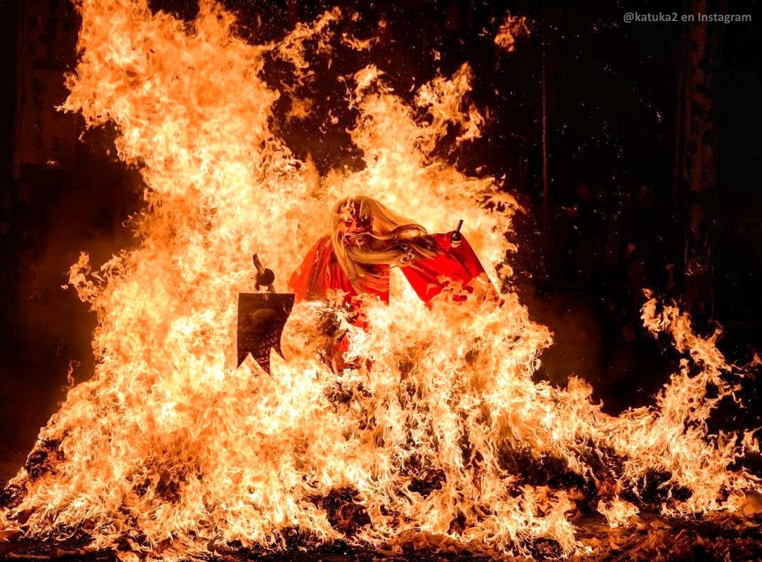 Festival Tengu No Hiwatari (天狗の火渡り) de fuego en la península de Shakotan (Hokkaidō), en el mes de julio